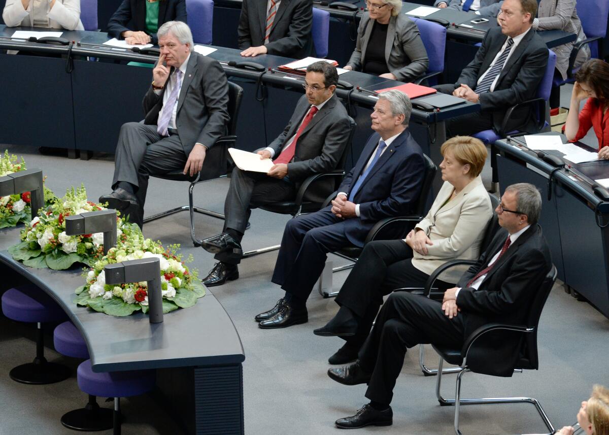 Feierstunde des Deutschen Bundestages aus Anlass des 65. Jahrestages des Inkrafttretens des Grundgesetzes für die Bundesrepublik Deutschland. Hier die Verfassungsorgane v.li: Volker Bouffier, Bundesratspräsident, Dr. Navid Kermani hält die Festrede, Joachim Gauck, Bundespräsident, Dr. Angela Merkel, Bundeskanzlerin, Dr. Andreas Voßkuhle, Präsident des Bundesverfassungsgerichts. Gauck, Joachim; Merkel, Angela; Kermani, Navid; Voßkuhle, Andreas; Bouffier, Volker Feierstunde des Deutschen Bundestages aus Anlass des 65. Jahrestages des Inkrafttretens des Grundgesetzes für die Bundesrepublik Deutschland. Hier die Verfassungsorgane v.li: Volker Bouffier, Bundesratspräsident, Dr. Navid Kermani hält die Festrede, Joachim Gauck, Bundespräsident, Dr. Angela Merkel, Bundeskanzlerin, Dr. Andreas Voßkuhle, Präsident des Bundesverfassungsgerichts.