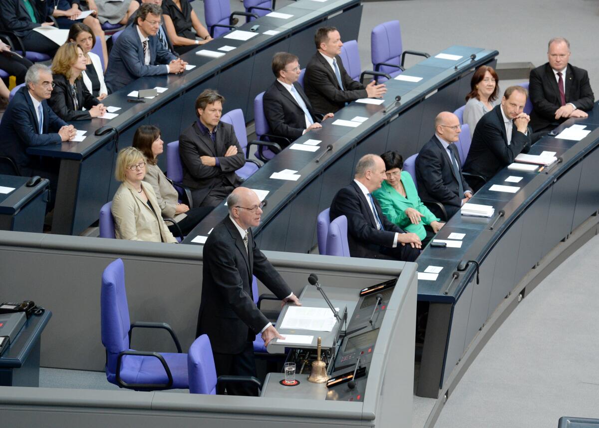 Lammert, Norbert Feierstunde des Deutschen Bundestages aus Anlass des 65. Jahrestages des Inkrafttretens des Grundgesetzes für die Bundesrepublik Deutschland. Bundestagspräsident Prof. Dr. Norbert Lammert, (am Vorsitz, Rednerpult), CDU/CSU, hält die Begrüßungsansprache, Dr. Navid Kermani die Festrede.; Sonderveranstaltung, Übersicht, Plenum.