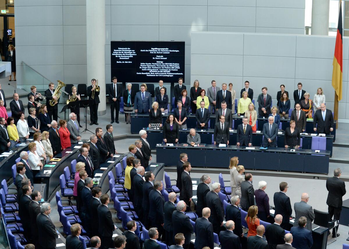  Feierstunde des Deutschen Bundestages aus Anlass des 65. Jahrestages des Inkrafttretens des Grundgesetzes für die Bundesrepublik Deutschland. Bundestagspräsident Prof. Dr. Norbert Lammert, (am Vorsitz, Rednerpult), CDU/CSU, hält die Begrüßungsansprache, Dr. Navid Kermani (Rednerpult) die Festrede.; Sonderveranstaltung, Übersicht, Plenum.