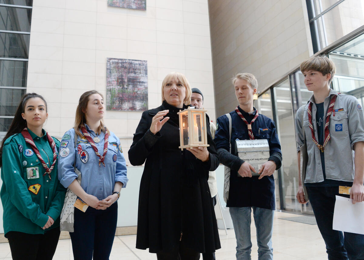 Roth, Claudia; Hartit, Imane; Kössendrup, Antonia; Ernst, Tim; Riese, Clemens; Kelb, Sören Bundestagsvizepräsidentin Claudia Roth, (3.v.li), Bündnis 90/Die Grünen, nimmt für den Bundestag das Friedenslicht aus Bethlehem entgegen. Dieses wird überreicht von Mitgliedern der Pfadfinderverbände: v.li. Imane Hartit (BMPPD), Antonia Kössendrup (PSG), Tim Ernst (DPSG), Sören Kelb (BdP), und Clemens Riese (VCP).