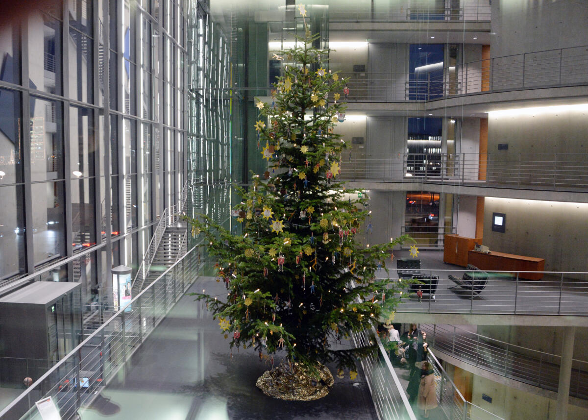  Weihnacht im Deutschen Bundestag. Hier der Weihnachtsbaum der Naturschutzparke auf der Westseite des Paul-Löbe-Hauses.; Weihnachten, Weihnachtsbaum, Baumschmuck, Lichterkette.