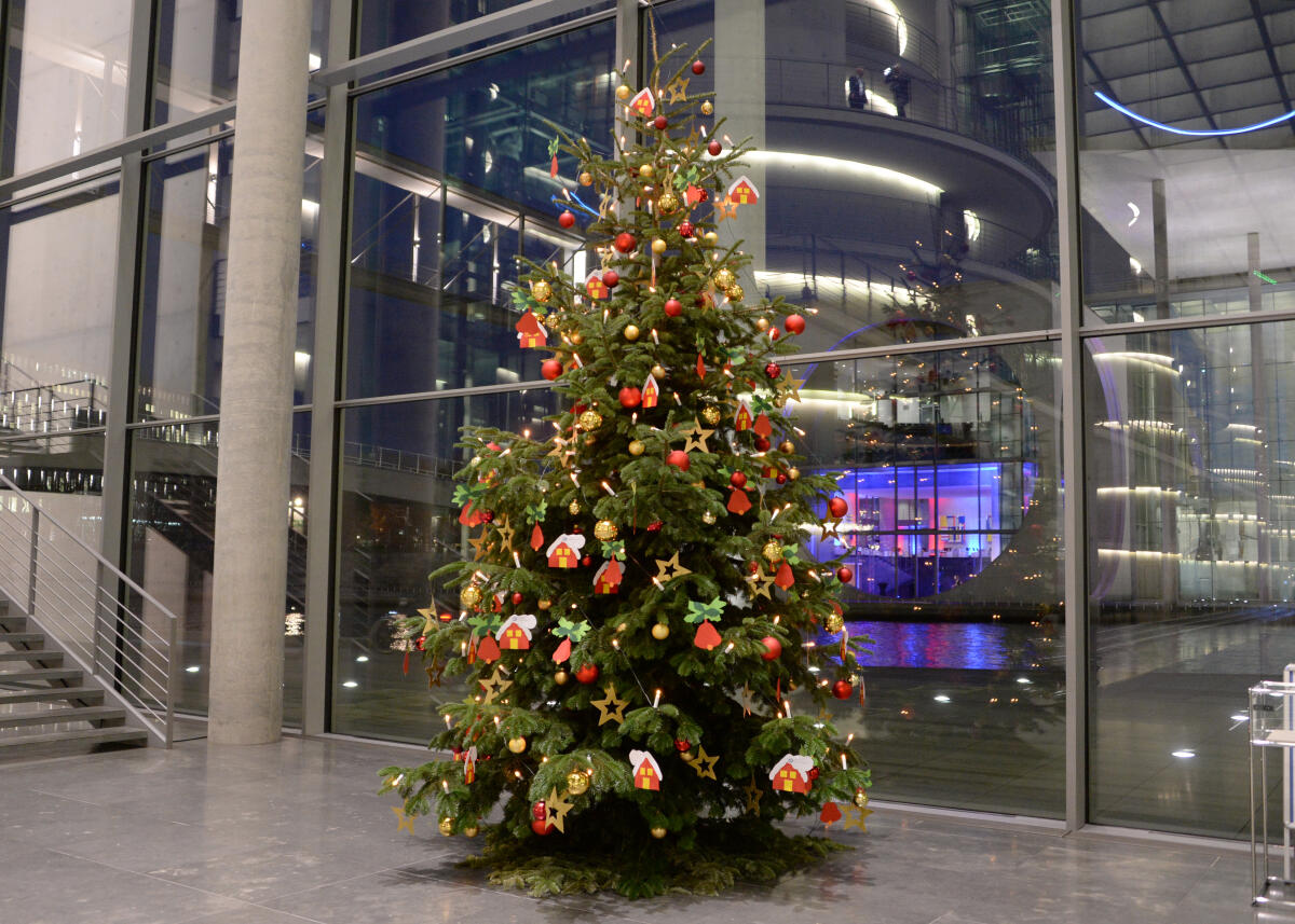  Weihnacht im Deutschen Bundestag. Hier der Weihnachtsbaum der Lebenshilfe auf der Ostseite des Paul-Löbe-Hauses.; Weihnachten, Weihnachtsbaum, Baumschmuck, Lichterkette.