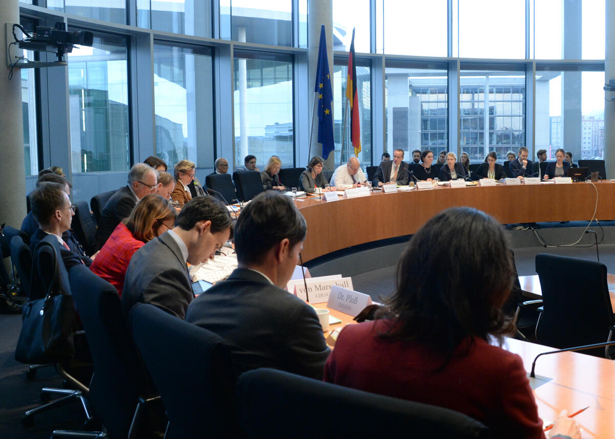 Peter Altmaier, (7.v.re), CDU/CSU, Bundesminister für Wirtschaft und Energie, ist zu Gast beim Ausschuss des Deutschen Bundestages für die Angelegenheiten der Europäischen Union. Gunther Krichbaum, (6.v.re), CDU/CSU, Vorsitzender des Ausschusses, leitet die Sitzung.; Übersicht. Krichbaum, Gunther; Altmaier, Peter Peter Altmaier, (7.v.re), CDU/CSU, Bundesminister für Wirtschaft und Energie, ist zu Gast beim Ausschuss des Deutschen Bundestages für die Angelegenheiten der Europäischen Union. Gunther Krichbaum, (6.v.re), CDU/CSU, Vorsitzender des Ausschusses, leitet die Sitzung.; Übersicht.