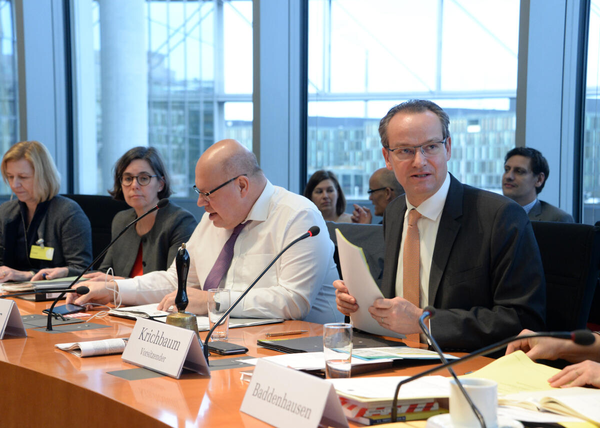 Peter Altmaier, (2.v.re), CDU/CSU, Bundesminister für Wirtschaft und Energie, ist zu Gast beim Ausschuss des Deutschen Bundestages für die Angelegenheiten der Europäischen Union. Gunther Krichbaum, (re), CDU/CSU, Vorsitzender des Ausschusses, leitet die Sitzung. Krichbaum, Gunther; Altmaier, Peter Peter Altmaier, (2.v.re), CDU/CSU, Bundesminister für Wirtschaft und Energie, ist zu Gast beim Ausschuss des Deutschen Bundestages für die Angelegenheiten der Europäischen Union. Gunther Krichbaum, (re), CDU/CSU, Vorsitzender des Ausschusses, leitet die Sitzung.