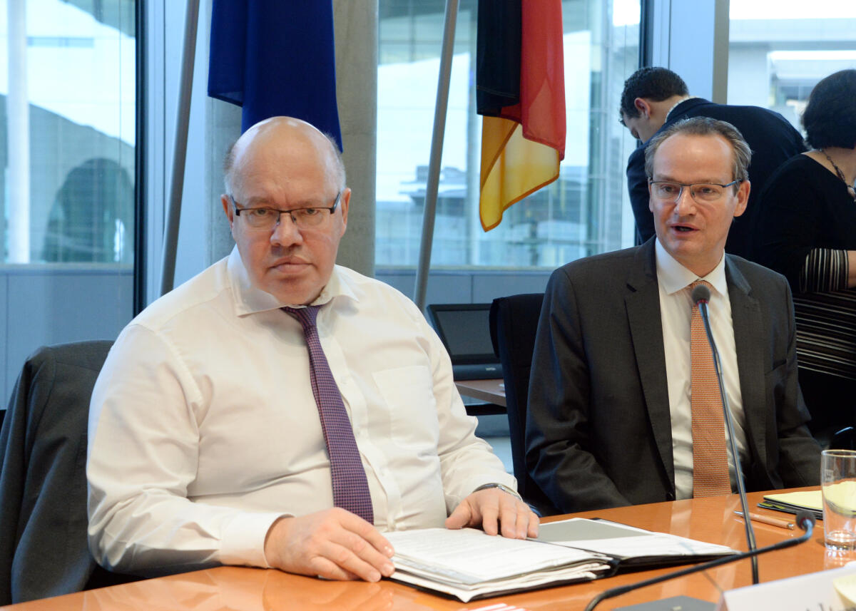 Peter Altmaier, (li), CDU/CSU, Bundesminister für Wirtschaft und Energie, ist zu Gast beim Ausschuss des Deutschen Bundestages für die Angelegenheiten der Europäischen Union. Gunther Krichbaum, (re), CDU/CSU, Vorsitzender des Ausschusses, leitet die Sitzung. Krichbaum, Gunther; Altmaier, Peter Peter Altmaier, (li), CDU/CSU, Bundesminister für Wirtschaft und Energie, ist zu Gast beim Ausschuss des Deutschen Bundestages für die Angelegenheiten der Europäischen Union. Gunther Krichbaum, (re), CDU/CSU, Vorsitzender des Ausschusses, leitet die Sitzung.