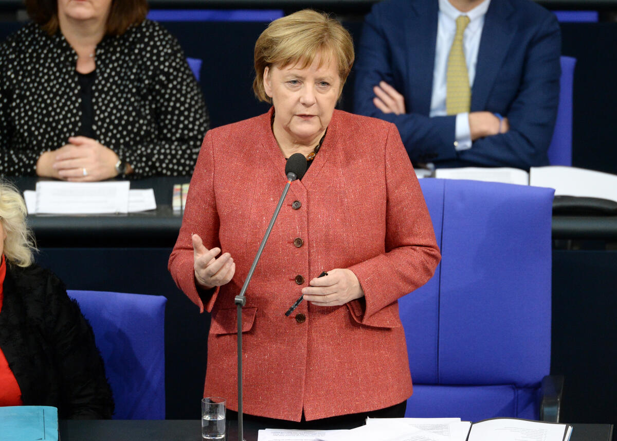 Bundeskanzlerin Dr. Angela Merkel, CDU/CSU, beantwortet in der Befragung der Bundesregierung die Fragen der Abgeordneten Mitglieder des Deutschen Bundestages.; Mikro, Mikrofon, Regierungsbank, Geste, Gestik. Merkel, Angela Bundeskanzlerin Dr. Angela Merkel, CDU/CSU, beantwortet in der Befragung der Bundesregierung die Fragen der Abgeordneten Mitglieder des Deutschen Bundestages.; Mikro, Mikrofon, Regierungsbank, Geste, Gestik.