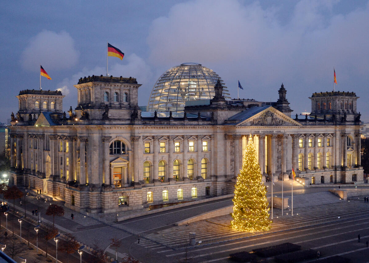  Weihnacht im Deutschen Bundestag. Hier der Weihnachtsbaum auf der Westseite des Reichstagsgebäudes.; Weihnachten, Weihnachtsbaum, Baumschmuck, Lichterkette, Kuppel, Reichstagsgebäude.
