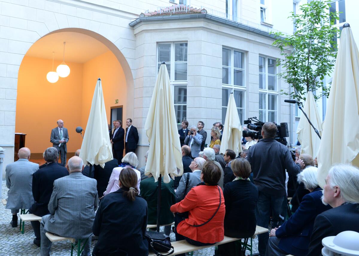 Lammert, Norbert Bundestagspräsident Prof. Dr. Norbert Lammert, (hinten li. am Mikrofon), CDU/CSU, begrüßt die Gäste zur Eröffnung der Ausstellung "Ansichten: Johann Gottfried Schadow - Christoph Brech" im Schadow - Haus. Der Kunstbeirat und der Kurator der Kunstsammlung des Deutschen Bundestages, Dr. Andreas Kaernbach, laden zu dieser Ausstellung ein.; Übersicht.