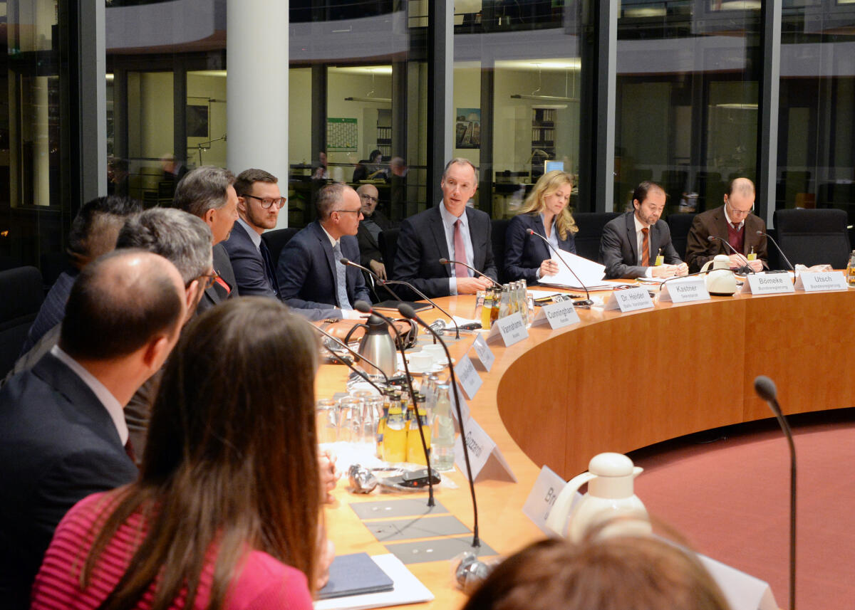 Dr. Matthias Heider, (4.v.re), CDU/CSU, stellvertretender Vorsitzender des Ausschusses des Deutschen Bundestages für Wirtschaft und Energie, leitet im Namen des Ausschusses und mit Beteiligung zahlreicher Mitglieder zum Thema "Deutsche Energiepolitik" ein Gespräch mit Mitgliedern einer Delegation aus den USA und aus Kanada.; Übersicht. Heider, Matthias Dr. Matthias Heider, (4.v.re), CDU/CSU, stellvertretender Vorsitzender des Ausschusses des Deutschen Bundestages für Wirtschaft und Energie, leitet im Namen des Ausschusses und mit Beteiligung zahlreicher Mitglieder zum Thema "Deutsche Energiepolitik" ein Gespräch mit Mitgliedern einer Delegation aus den USA und aus Kanada.; Übersicht.