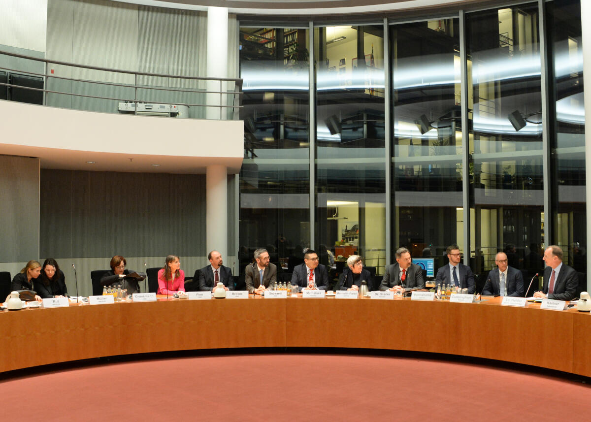 Dr. Matthias Heider, (re), CDU/CSU, stellvertretender Vorsitzender des Ausschusses des Deutschen Bundestages für Wirtschaft und Energie, leitet im Namen des Ausschusses und mit Beteiligung zahlreicher Mitglieder zum Thema "Deutsche Energiepolitik" ein Gespräch mit Mitgliedern einer Delegation aus den USA und aus Kanada.; Übersicht. Heider, Matthias Dr. Matthias Heider, (re), CDU/CSU, stellvertretender Vorsitzender des Ausschusses des Deutschen Bundestages für Wirtschaft und Energie, leitet im Namen des Ausschusses und mit Beteiligung zahlreicher Mitglieder zum Thema "Deutsche Energiepolitik" ein Gespräch mit Mitgliedern einer Delegation aus den USA und aus Kanada.; Übersicht.