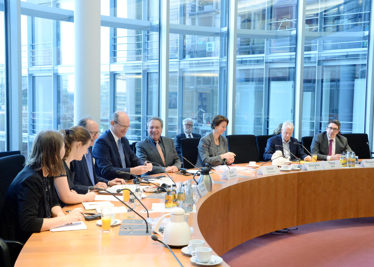 Klaus Ernst, (5.v.li), DIE LINKE, Vorsitzender des Ausschusses des Deutschen Bundestages für Wirtschaft und Energie, empfängt im Namen des Ausschusses und mit Beteiligung zahlreicher Abgeordneter und Mitglieder des Wirtschaftsausschusses den Chefverhandler für die EU-Neuseeland Handelsabkommen, Martin Harvey, (4.v.li), und den Botschafter von Neuseeland in der Bundesrepublik Deutschland, Rupert Holborow, (3.v.li), zu einem Gespräch. Hier im Bild: Markus Töns,(2.v.re), SPD.; Übersicht. Ernst, Klaus; Harvey, Martin; Holborow, Rupert; Töns, Markus Klaus Ernst, (5.v.li), DIE LINKE, Vorsitzender des Ausschusses des Deutschen Bundestages für Wirtschaft und Energie, empfängt im Namen des Ausschusses und mit Beteiligung zahlreicher Abgeordneter und Mitglieder des Wirtschaftsausschusses den Chefverhandler für die EU-Neuseeland Handelsabkommen, Martin Harvey, (4.v.li), und den Botschafter von Neuseeland in der Bundesrepublik Deutschland, Rupert Holborow, (3.v.li), zu einem Gespräch. Hier im Bild: Markus Töns,(2.v.re), SPD.; Übersicht.