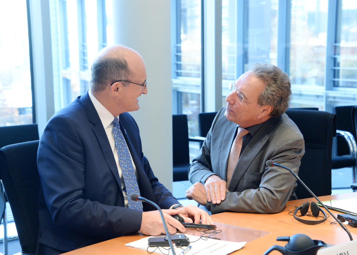 Klaus Ernst, (re), DIE LINKE, Vorsitzender des Ausschusses des Deutschen Bundestages für Wirtschaft und Energie, empfängt im Namen des Ausschusses und mit Beteiligung zahlreicher Abgeordneter und Mitglieder des Wirtschaftsausschusses, den Chefverhandler für die EU-Neuseeland Handelsabkommen, Martin Harvey, (li), zu einem Gespräch. Ernst, Klaus; Harvey, Martin Klaus Ernst, (re), DIE LINKE, Vorsitzender des Ausschusses des Deutschen Bundestages für Wirtschaft und Energie, empfängt im Namen des Ausschusses und mit Beteiligung zahlreicher Abgeordneter und Mitglieder des Wirtschaftsausschusses, den Chefverhandler für die EU-Neuseeland Handelsabkommen, Martin Harvey, (li), zu einem Gespräch.