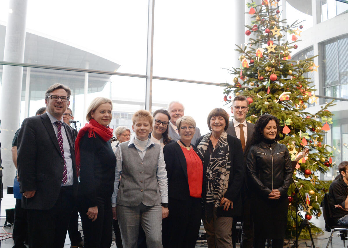 Bundestagsvizepräsidentin Petra Pau, (3.v.li), DIE LINKE, nimmt im Namen des Deutschen Bundestages im Beisein der Bundesvorsitzenden der Bundesvereinigung Lebenshilfe, Ulla Schmidt, (3.v.re), den Weihnachtsbaum der Bundesvereinigung Lebenshilfe e. V. entgegen. Die Übergabe wird musikalisch vom Chor und der Musikgruppe der Lebenshilfe Raststatt/Murgtal umrahmt.; Gruppenfoto mit zahlreichen Bundestagsabgeordneten, die an der Veranstaltung teil genommen haben.; Weihnacht, Weihnachten, Baum, Baumschmuck, Musik. Pau, Petra; Schmidt, Ulla Bundestagsvizepräsidentin Petra Pau, (3.v.li), DIE LINKE, nimmt im Namen des Deutschen Bundestages im Beisein der Bundesvorsitzenden der Bundesvereinigung Lebenshilfe, Ulla Schmidt, (3.v.re), den Weihnachtsbaum der Bundesvereinigung Lebenshilfe e. V. entgegen. Die Übergabe wird musikalisch vom Chor und der Musikgruppe der Lebenshilfe Raststatt/Murgtal umrahmt.; Gruppenfoto mit zahlreichen Bundestagsabgeordneten, die an der Veranstaltung teil genommen haben.; Weihnacht, Weihnachten, Baum, Baumschmuck, Musik.
