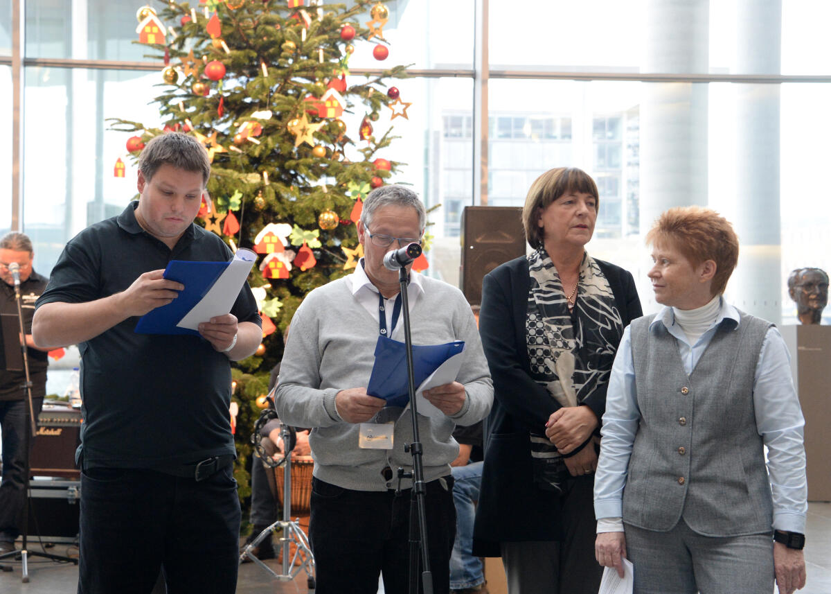 Bundestagsvizepräsidentin Petra Pau, (re), DIE LINKE, nimmt im Namen des Deutschen Bundestages im Beisein der Bundesvorsitzenden der Bundesvereinigung Lebenshilfe, Ulla Schmidt, (2.v.re), den Weihnachtsbaum der Bundesvereinigung Lebenshilfe e. V. entgegen. Die Übergabe wird musikalisch vom Chor und der Musikgruppe der Lebenshilfe Raststatt/Murgtal umrahmt.; Weihnacht, Weihnachten, Baum, Baumschmuck, Musik. Pau, Petra; Schmidt, Ulla Bundestagsvizepräsidentin Petra Pau, (re), DIE LINKE, nimmt im Namen des Deutschen Bundestages im Beisein der Bundesvorsitzenden der Bundesvereinigung Lebenshilfe, Ulla Schmidt, (2.v.re), den Weihnachtsbaum der Bundesvereinigung Lebenshilfe e. V. entgegen. Die Übergabe wird musikalisch vom Chor und der Musikgruppe der Lebenshilfe Raststatt/Murgtal umrahmt.; Weihnacht, Weihnachten, Baum, Baumschmuck, Musik.