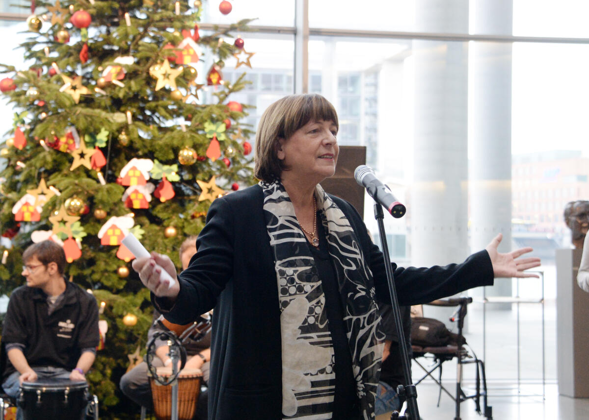 Bundestagsvizepräsidentin Petra Pau, DIE LINKE, nimmt im Namen des Deutschen Bundestages im Beisein der Bundesvorsitzenden der Bundesvereinigung Lebenshilfe, Ulla Schmidt, (hier im Bild), den Weihnachtsbaum der Bundesvereinigung Lebenshilfe e. V. entgegen. Die Übergabe wird musikalisch vom Chor und der Musikgruppe der Lebenshilfe Raststatt/Murgtal umrahmt.; Weihnacht, Weihnachten, Baum, Baumschmuck, Musik. Schmidt, Ulla Bundestagsvizepräsidentin Petra Pau, DIE LINKE, nimmt im Namen des Deutschen Bundestages im Beisein der Bundesvorsitzenden der Bundesvereinigung Lebenshilfe, Ulla Schmidt, (hier im Bild), den Weihnachtsbaum der Bundesvereinigung Lebenshilfe e. V. entgegen. Die Übergabe wird musikalisch vom Chor und der Musikgruppe der Lebenshilfe Raststatt/Murgtal umrahmt.; Weihnacht, Weihnachten, Baum, Baumschmuck, Musik.