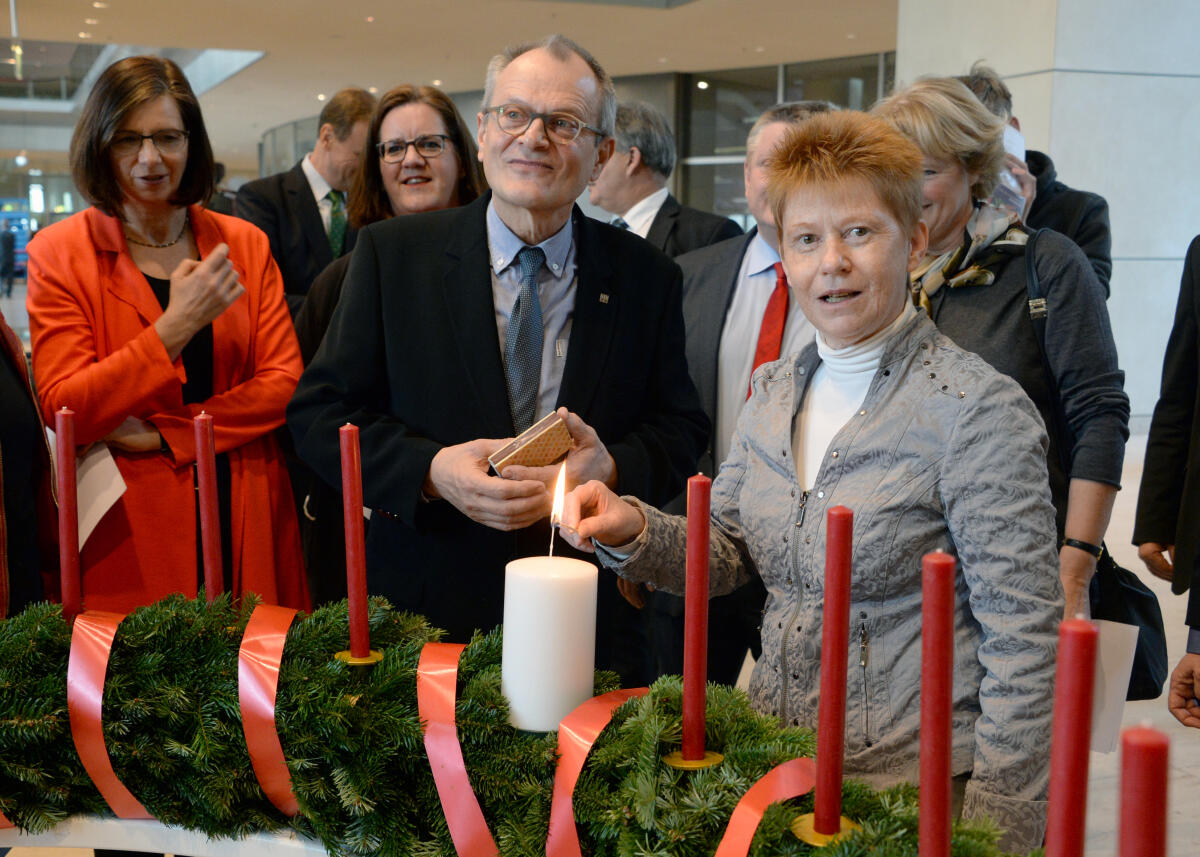 Bundestagsvizepräsidentin Petra Pau, (re), DIE LINKE, nimmt vom Evangelischen Werk für Diakonie und Entwicklung e. V. einen Adventskranz für den Deutschen Bundestag entgegen. Musikalisch wird die Übergabe vom Chor des Evangelischen Werkes für Diakonie und Entwicklung umrahmt.; Wichertkranz, Wichert-Adventskranz, Adventszeit, Advent. Pau, Petra Bundestagsvizepräsidentin Petra Pau, (re), DIE LINKE, nimmt vom Evangelischen Werk für Diakonie und Entwicklung e. V. einen Adventskranz für den Deutschen Bundestag entgegen. Musikalisch wird die Übergabe vom Chor des Evangelischen Werkes für Diakonie und Entwicklung umrahmt.; Wichertkranz, Wichert-Adventskranz, Adventszeit, Advent.