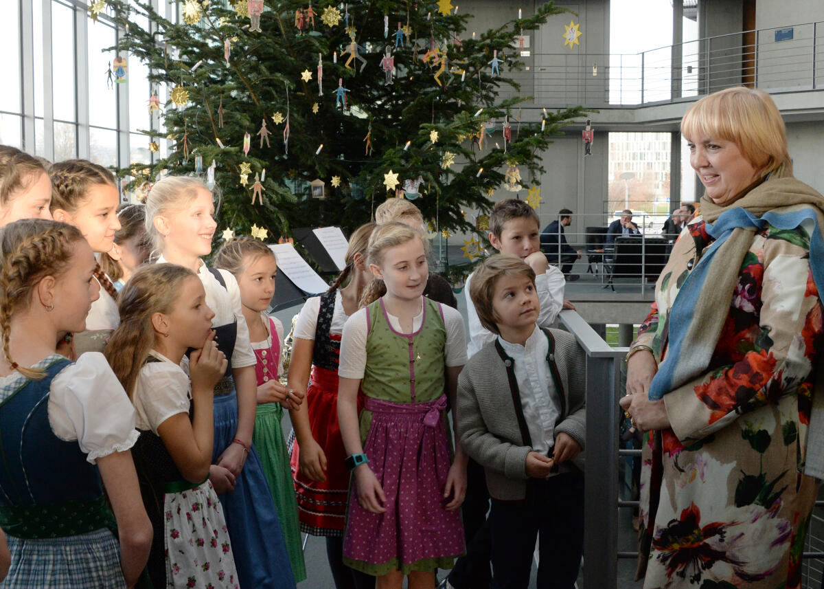 Bundestagsvizepräsidentin Claudia Roth, (re), Bündnis 90/Die Grünen, nimmt in der westlichen Halle des Paul-Löbe-Hauses einen Weihnachtsbaum, den der Verband Deutscher Naturparke e. V. gestiftet hat, entgegen. Dieses Jahr stammt der Baum aus dem Naturpark Ammergauer Alpen. Eine Schulklasse einer Grundschule aus dem Landkreis des Naturparks untermalt die Übergabe musikalisch.; Weihnachten, Weihnacht, Baum, Musik. Roth, Claudia Bundestagsvizepräsidentin Claudia Roth, (re), Bündnis 90/Die Grünen, nimmt in der westlichen Halle des Paul-Löbe-Hauses einen Weihnachtsbaum, den der Verband Deutscher Naturparke e. V. gestiftet hat, entgegen. Dieses Jahr stammt der Baum aus dem Naturpark Ammergauer Alpen. Eine Schulklasse einer Grundschule aus dem Landkreis des Naturparks untermalt die Übergabe musikalisch.; Weihnachten, Weihnacht, Baum, Musik.