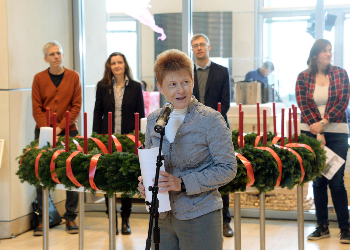 Pau, Petra Bundestagsvizepräsidentin Petra Pau, (mitte), DIE LINKE, nimmt vom Evangelischen Werk für Diakonie und Entwicklung e. V. einen Adventskranz für den Deutschen Bundestag entgegen. Musikalisch wird die Übergabe vom Chor des Evangelischen Werkes für Diakonie und Entwicklung umrahmt.; Wichertkranz, Wichert-Adventskranz, Adventszeit, Advent.