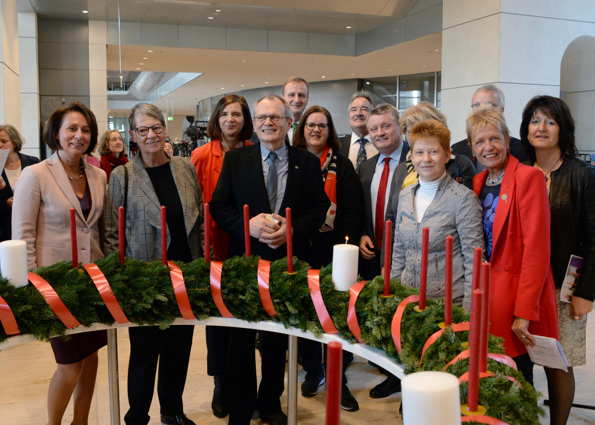 Bundestagsvizepräsidentin Petra Pau, (3.v.re), DIE LINKE, nimmt vom Evangelischen Werk für Diakonie und Entwicklung e. V. einen Adventskranz für den Deutschen Bundestag entgegen. Musikalisch wird die Übergabe vom Chor des Evangelischen Werkes für Diakonie und Entwicklung umrahmt.; Wichertkranz, Wichert-Adventskranz, Adventszeit, Advent. Pau, Petra Bundestagsvizepräsidentin Petra Pau, (3.v.re), DIE LINKE, nimmt vom Evangelischen Werk für Diakonie und Entwicklung e. V. einen Adventskranz für den Deutschen Bundestag entgegen. Musikalisch wird die Übergabe vom Chor des Evangelischen Werkes für Diakonie und Entwicklung umrahmt.; Wichertkranz, Wichert-Adventskranz, Adventszeit, Advent.