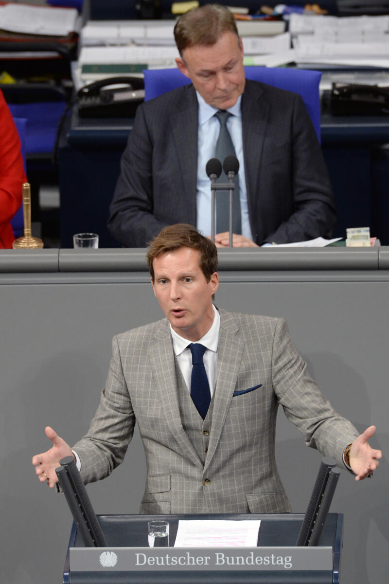 Gutting, Olav; Oppermann, Thomas Olav Gutting, CDU/CSU, Bundestagsabgeordneter, Abgeordneter, Mitglied Deutscher Bundestag, MdB, Rede, 68. Sitzung, ZP 13, Thema: Aktuelle Stunde - Steuerbetrug in Deutschland durch Cum Fake Geschäfte, Vorsitz: Bundestagsvizepräsident Thomas Oppermann, SPD.; Rednerpult.