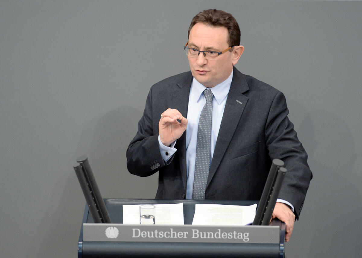 Lange, Ulrich Ulrich Lange, CDU/CSU, Bundestagsabgeordneter, Abgeordneter, Mitglied Deutscher Bundestag, MdB, Rede, 68. Sitzung, ZP 2, Top 25c, Top 10, Thema: Änderung des GG - Bildung, Bau, Verkehr.; Rednerpult.