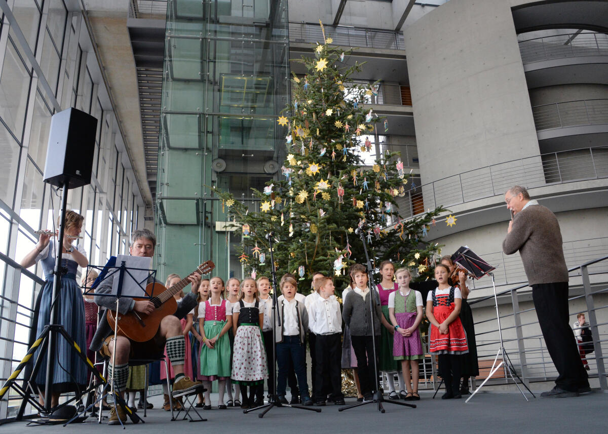 Bundestagsvizepräsidentin Claudia Roth, Bündnis 90/Die Grünen, nimmt in der westlichen Halle des Paul-Löbe-Hauses einen Weihnachtsbaum, den der Verband Deutscher Naturparke e. V. gestiftet hat, entgegen. Dieses Jahr stammt der Baum aus dem Naturpark Ammergauer Alpen. Eine Schulklasse (hier im Bild) einer Grundschule aus dem Landkreis des Naturparks untermalt die Übergabe musikalisch.; Weihnachten, Weihnacht, Baum, Musik. Bundestagsvizepräsidentin Claudia Roth, Bündnis 90/Die Grünen, nimmt in der westlichen Halle des Paul-Löbe-Hauses einen Weihnachtsbaum, den der Verband Deutscher Naturparke e. V. gestiftet hat, entgegen. Dieses Jahr stammt der Baum aus dem Naturpark Ammergauer Alpen. Eine Schulklasse (hier im Bild) einer Grundschule aus dem Landkreis des Naturparks untermalt die Übergabe musikalisch.; Weihnachten, Weihnacht, Baum, Musik.