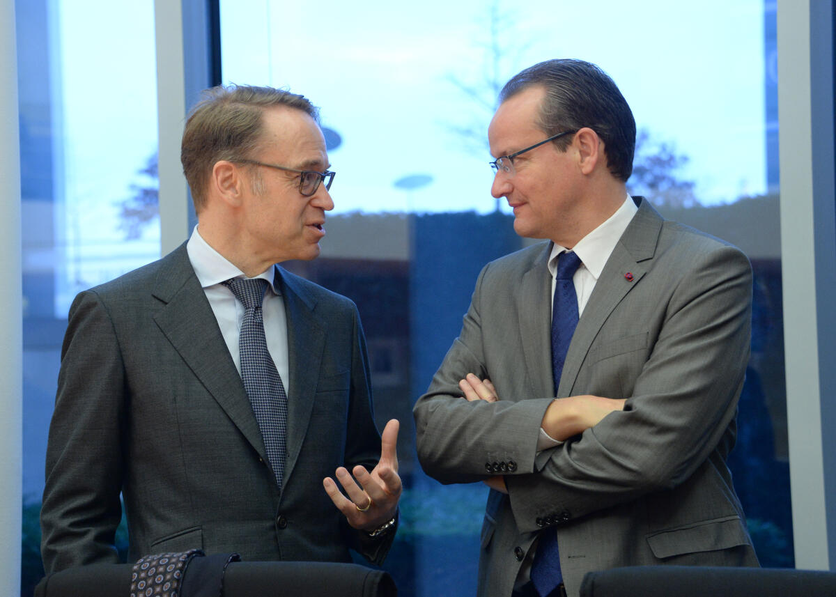 Gunther Krichbaum, (re), CDU/CSU, Vorsitzender des Ausschusses des Deutschen Bundestages für die Angelegenheiten der Europäischen Union, und der Präsident der Deutschen Bundesbank, Dr. Jens Weidmann, (li), der als Gast an einer Ausschusssitzung teilnimmt.; Geste, Gestik. Krichbaum, Gunther; Weidmann, Jens Gunther Krichbaum, (re), CDU/CSU, Vorsitzender des Ausschusses des Deutschen Bundestages für die Angelegenheiten der Europäischen Union, und der Präsident der Deutschen Bundesbank, Dr. Jens Weidmann, (li), der als Gast an einer Ausschusssitzung teilnimmt.; Geste, Gestik.