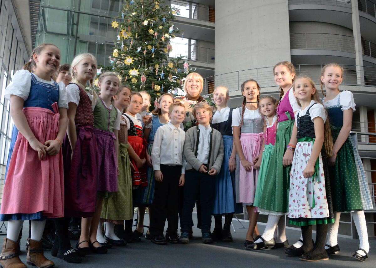 Bundestagsvizepräsidentin Claudia Roth, (mitte), Bündnis 90/Die Grünen, nimmt in der westlichen Halle des Paul-Löbe-Hauses einen Weihnachtsbaum, den der Verband Deutscher Naturparke e. V. gestiftet hat, entgegen. Dieses Jahr stammt der Baum aus dem Naturpark Ammergauer Alpen. Eine Schulklasse einer Grundschule aus dem Landkreis des Naturparks untermalt die Übergabe musikalisch.; Weihnachten, Weihnacht, Baum, Musik. Roth, Claudia Bundestagsvizepräsidentin Claudia Roth, (mitte), Bündnis 90/Die Grünen, nimmt in der westlichen Halle des Paul-Löbe-Hauses einen Weihnachtsbaum, den der Verband Deutscher Naturparke e. V. gestiftet hat, entgegen. Dieses Jahr stammt der Baum aus dem Naturpark Ammergauer Alpen. Eine Schulklasse einer Grundschule aus dem Landkreis des Naturparks untermalt die Übergabe musikalisch.; Weihnachten, Weihnacht, Baum, Musik.