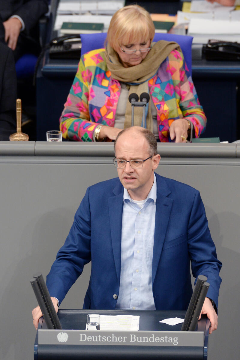 Brand, Michael; Roth, Claudia Michael Brand, CDU/CSU, Bundestagsabgeordneter, Abgeordneter, Mitglied Deutscher Bundestag, MdB, Rede, 67. Sitzung, Top 1, Thema: Vereinbarte Debatte Organspende, Vorsitz: Bundestagsvizepräsidentin Claudia Roth, Bündnis 90/Die Grünen.; Rednerpult.