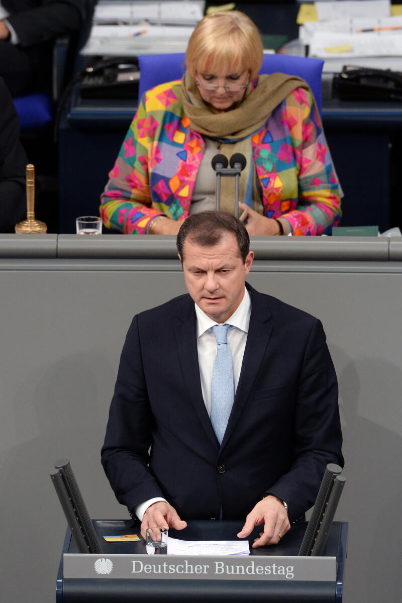 Oliver Grundmann, CDU/CSU, Bundestagsabgeordneter, Abgeordneter, Mitglied Deutscher Bundestag, MdB, Rede, 67. Sitzung, Top 1, Thema: Vereinbarte Debatte Organspende, Vorsitz: Bundestagsvizepräsidentin Claudia Roth, Bündnis 90/Die Grünen.; Rednerpult. Grundmann, Oliver; Roth, Claudia Oliver Grundmann, CDU/CSU, Bundestagsabgeordneter, Abgeordneter, Mitglied Deutscher Bundestag, MdB, Rede, 67. Sitzung, Top 1, Thema: Vereinbarte Debatte Organspende, Vorsitz: Bundestagsvizepräsidentin Claudia Roth, Bündnis 90/Die Grünen.; Rednerpult.