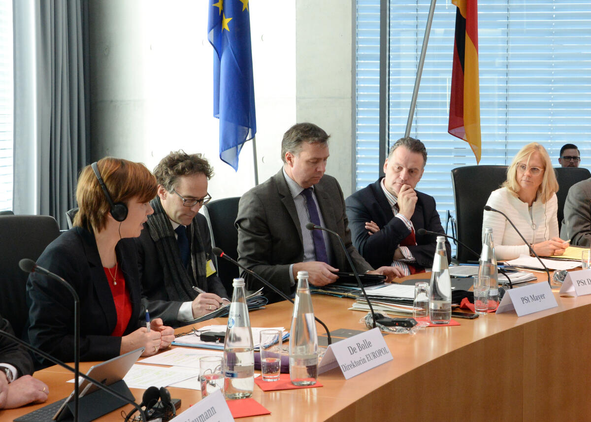 Andrea Lindholz, (re), CDU/CSU, Vorsitzende des Ausschusses des Deutschen Bundestages für inneres und Heimat,leitet eine Ausschusssitzung, an der die Europol-Direktorin, Catherine De Bolle, (li), teilnimmt.; Übersicht. Lindholz, Andrea; De Bolle, Catherine Andrea Lindholz, (re), CDU/CSU, Vorsitzende des Ausschusses des Deutschen Bundestages für inneres und Heimat,leitet eine Ausschusssitzung, an der die Europol-Direktorin, Catherine De Bolle, (li), teilnimmt.; Übersicht.
