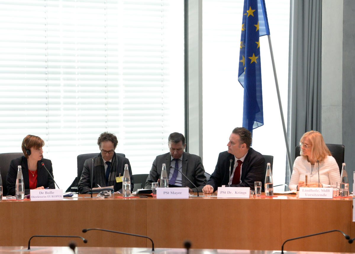 Lindholz, Andrea; De Bolle, Catherine Andrea Lindholz, (re), CDU/CSU, Vorsitzende des Ausschusses des Deutschen Bundestages für inneres und Heimat,leitet eine Ausschusssitzung, an der die Europol-Direktorin, Catherine De Bolle, (li), teilnimmt.; Übersicht.