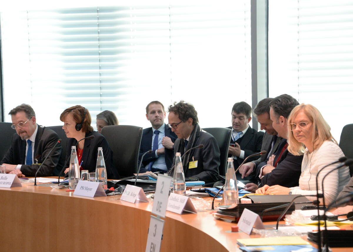 Andrea Lindholz, (re), CDU/CSU, Vorsitzende des Ausschusses des Deutschen Bundestages für inneres und Heimat,leitet eine Ausschusssitzung, an der die Europol-Direktorin, Catherine De Bolle, (2.v.li), teilnimmt.; Übersicht. Lindholz, Andrea; De Bolle, Catherine Andrea Lindholz, (re), CDU/CSU, Vorsitzende des Ausschusses des Deutschen Bundestages für inneres und Heimat,leitet eine Ausschusssitzung, an der die Europol-Direktorin, Catherine De Bolle, (2.v.li), teilnimmt.; Übersicht.