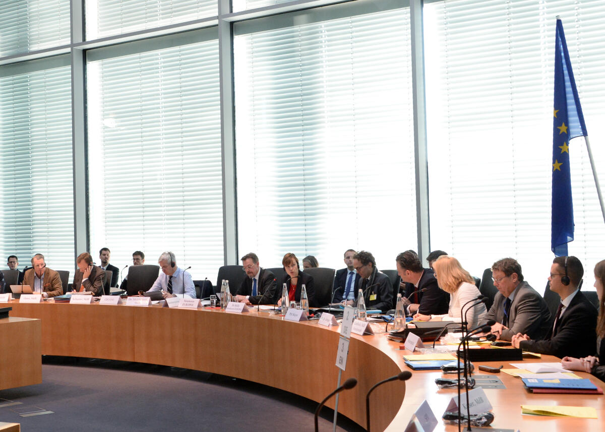 Andrea Lindholz, (3.v.re), CDU/CSU, Vorsitzende des Ausschusses des Deutschen Bundestages für inneres und Heimat,leitet eine Ausschusssitzung, an der die Europol-Direktorin, Catherine De Bolle, (5.v.li), teilnimmt.; Übersicht. Lindholz, Andrea; De Bolle, Catherine Andrea Lindholz, (3.v.re), CDU/CSU, Vorsitzende des Ausschusses des Deutschen Bundestages für inneres und Heimat,leitet eine Ausschusssitzung, an der die Europol-Direktorin, Catherine De Bolle, (5.v.li), teilnimmt.; Übersicht.