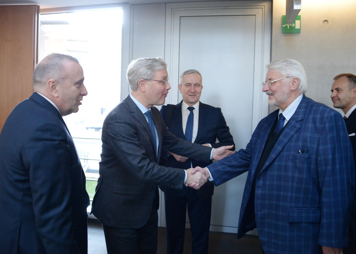 Norbert Röttgen, (2.v.li), CDU/CSU, Vorsitzender des Auswärtigen Ausschusses des Deutschen Bundestages, begrüßt Mitglieder des Auswärtigen Ausschusses des Polnischen Sejm zu einer gemeinsamen Sitzung im Bundestag.; Geste, Gestik. Röttgen, Norbert Norbert Röttgen, (2.v.li), CDU/CSU, Vorsitzender des Auswärtigen Ausschusses des Deutschen Bundestages, begrüßt Mitglieder des Auswärtigen Ausschusses des Polnischen Sejm zu einer gemeinsamen Sitzung im Bundestag.; Geste, Gestik.