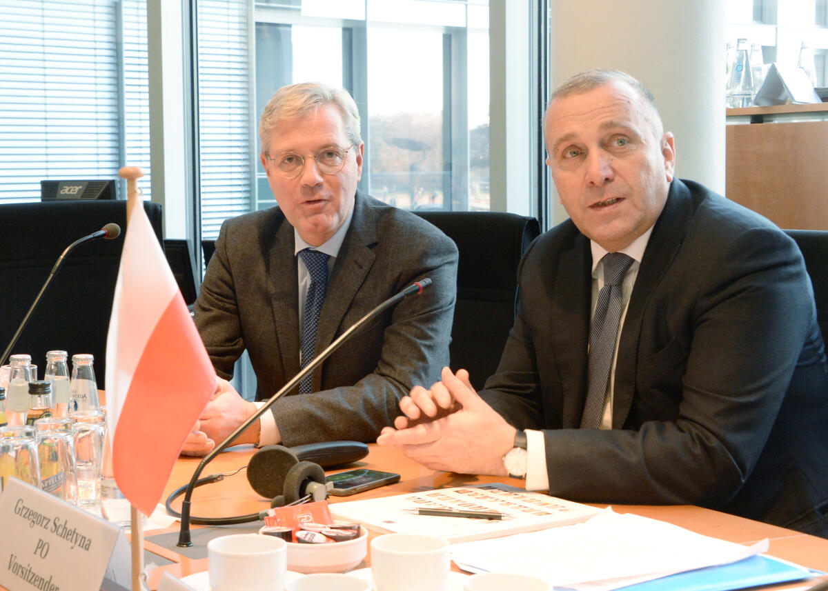 Norbert Röttgen, (li), CDU/CSU, Vorsitzender des Auswärtigen Ausschusses des Deutschen Bundestages, leitet gemeinsam mit dem Vorsitzenden des Auswärtigen Ausschusses des Polnischen Sejm, Grzegorz Schetyna, (re), eine Ausschusssitzung.; Fahne. Röttgen, Norbert; Schetyna, Grzegorz Norbert Röttgen, (li), CDU/CSU, Vorsitzender des Auswärtigen Ausschusses des Deutschen Bundestages, leitet gemeinsam mit dem Vorsitzenden des Auswärtigen Ausschusses des Polnischen Sejm, Grzegorz Schetyna, (re), eine Ausschusssitzung.; Fahne.