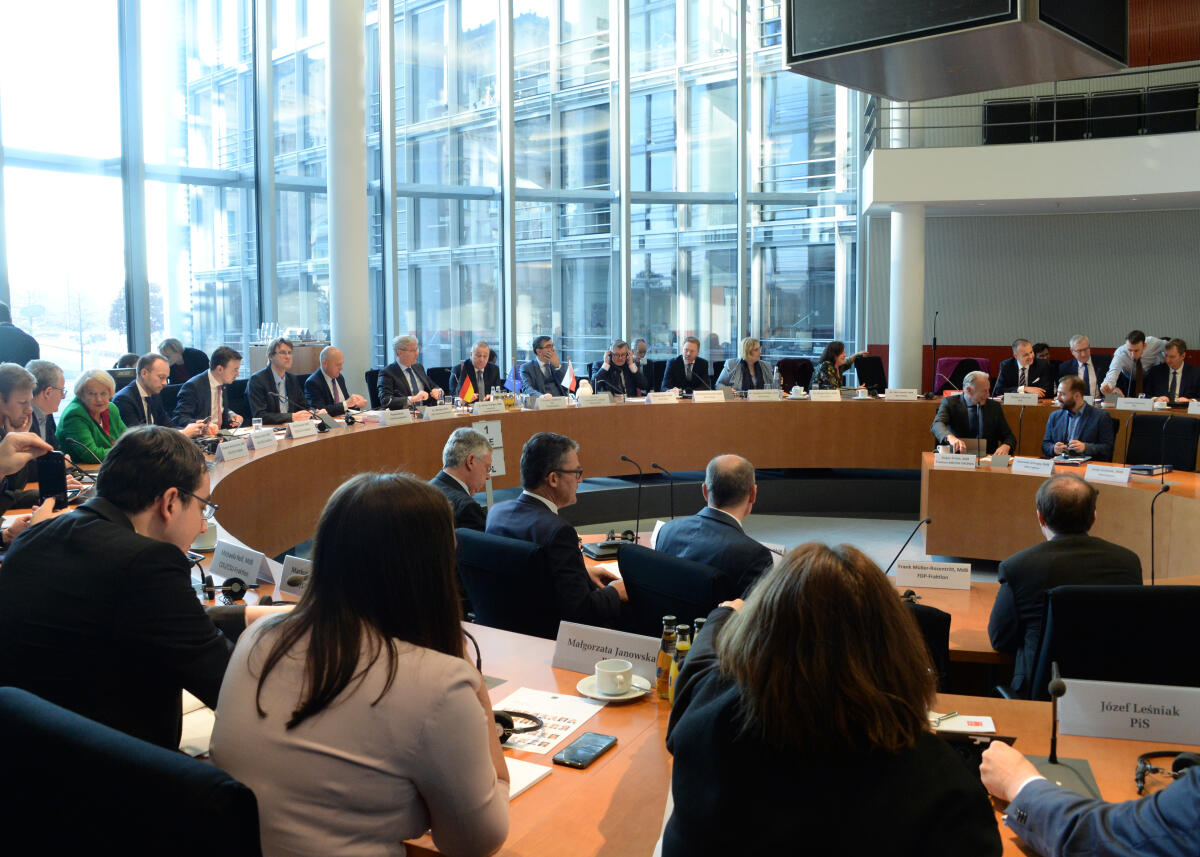 Norbert Röttgen, CDU/CSU, Vorsitzender des Auswärtigen Ausschusses des Deutschen Bundestages, leitet gemeinsam mit dem Vorsitzenden des Auswärtigen Ausschusses des Polnischen Sejm, Grzegorz Schetyna, eine Ausschusssitzung.; Übersicht. Norbert Röttgen, CDU/CSU, Vorsitzender des Auswärtigen Ausschusses des Deutschen Bundestages, leitet gemeinsam mit dem Vorsitzenden des Auswärtigen Ausschusses des Polnischen Sejm, Grzegorz Schetyna, eine Ausschusssitzung.; Übersicht.