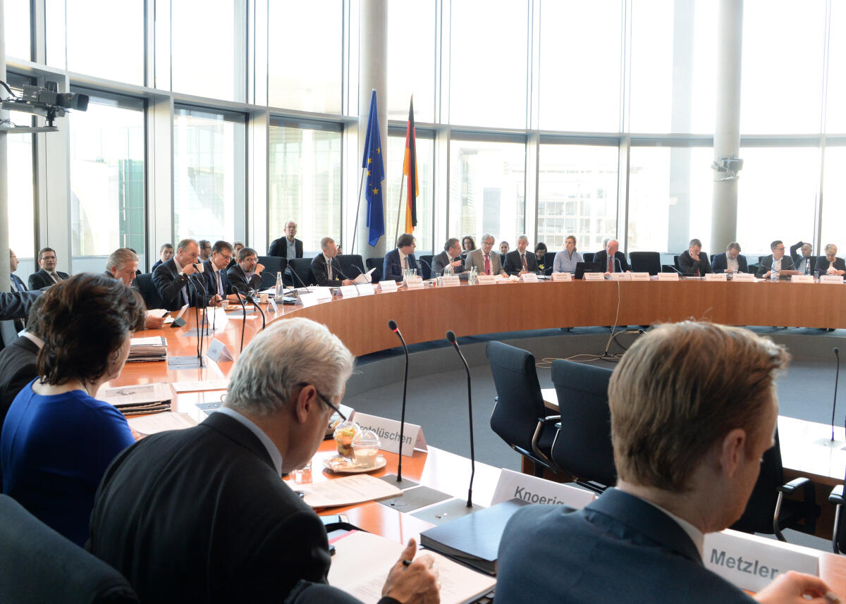 Klaus Ernst, DIE LINKE, Vorsitzender des Ausschusses des Deutschen Bundestages für Wirtschaft und Energie, leitet eine Sitzung, an der der Vorsitzende der Expertenkommission zum Monotoring-Prozess "Energie mit Zukunft", Prof. Dr. Andreas Löschel, teilnimmt.; Übersicht. Klaus Ernst, DIE LINKE, Vorsitzender des Ausschusses des Deutschen Bundestages für Wirtschaft und Energie, leitet eine Sitzung, an der der Vorsitzende der Expertenkommission zum Monotoring-Prozess "Energie mit Zukunft", Prof. Dr. Andreas Löschel, teilnimmt.; Übersicht.