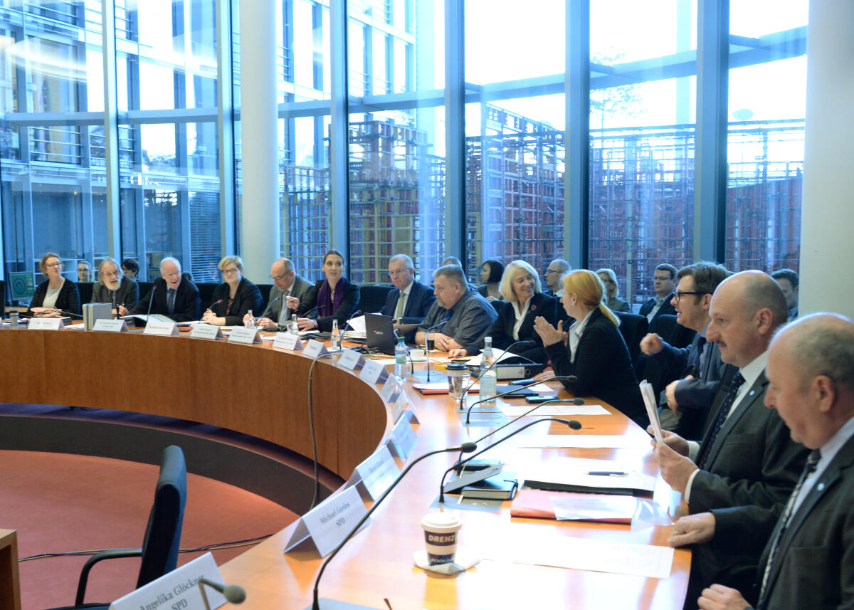 Der Vorstandsvorsitzende der Bundesagentur für Arbeit, Detelf Scheele, (5.v.li), Valerie Holsboer, (6.v.li), Vorstand Ressourcen, und Dr. Klaus Schuberth, (7.v.li), Geschäftsführer Controlling, sind zu Gast beim Ausschuss des Deutschen Bundestages für Arbeit und Soziales. Dr. Matthias Bartke, (3.v.li), SPD, Vorsitzender des Ausschusses, leitet die Ausschusssitzung, an der die Parlamentarische Staatssekretärin, Annette Kramme, (4.v.li), SPD, teilnimmt.; Übersicht. Bartke, Matthias; Scheele, Detlef; Holsboer, Valerie; Schuberth, Klaus Der Vorstandsvorsitzende der Bundesagentur für Arbeit, Detelf Scheele, (5.v.li), Valerie Holsboer, (6.v.li), Vorstand Ressourcen, und Dr. Klaus Schuberth, (7.v.li), Geschäftsführer Controlling, sind zu Gast beim Ausschuss des Deutschen Bundestages für Arbeit und Soziales. Dr. Matthias Bartke, (3.v.li), SPD, Vorsitzender des Ausschusses, leitet die Ausschusssitzung, an der die Parlamentarische Staatssekretärin, Annette Kramme, (4.v.li), SPD, teilnimmt.; Übersicht.