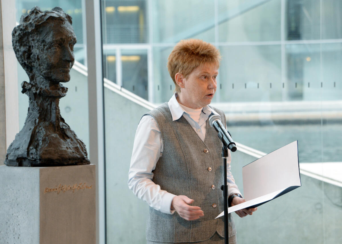 Bundestagsvizepräsidentin Petra Pau, (hier im Bild), DIE LINKE, begrüßt als Schirmherrin die 30 Teilnehmer des fünfzehnten Jugendmedienworkshops, die vom Deutschen Bundestag und der Bundeszentrale für politische Bildung und der Jugendpresse Deutschland e. V. eingeladen wurden.; Marie-Elisabeth-Lüders-Büste, Mikro, Mikrofon, Jugendmedienworkshop. Pau, Petra Bundestagsvizepräsidentin Petra Pau, (hier im Bild), DIE LINKE, begrüßt als Schirmherrin die 30 Teilnehmer des fünfzehnten Jugendmedienworkshops, die vom Deutschen Bundestag und der Bundeszentrale für politische Bildung und der Jugendpresse Deutschland e. V. eingeladen wurden.; Marie-Elisabeth-Lüders-Büste, Mikro, Mikrofon, Jugendmedienworkshop.