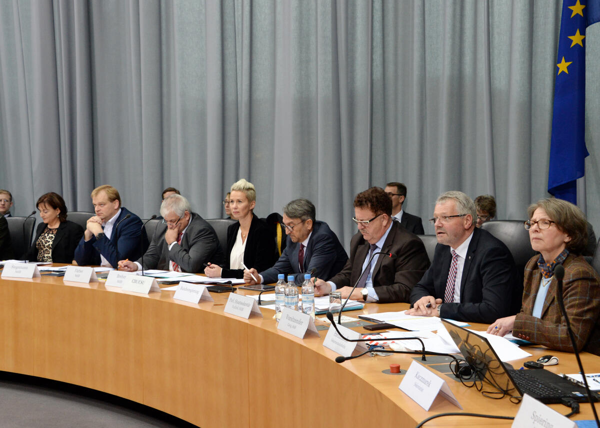 Der Ausschuss des Deutschen Bundestages für Ernährung und Landwirtschaft hat unter der Leitung seines Vorsitzenden Alois Gerig, (2.v.re), CDU/CSU, und mit Beteiligung zahlreicher Mitglieder des Ausschusses und des Bundestages mit Beteiligung von Sachverständigen eine Anhörung zum Thema "Tierschutzgesetz".; Übersicht. Gerig, Alois Der Ausschuss des Deutschen Bundestages für Ernährung und Landwirtschaft hat unter der Leitung seines Vorsitzenden Alois Gerig, (2.v.re), CDU/CSU, und mit Beteiligung zahlreicher Mitglieder des Ausschusses und des Bundestages mit Beteiligung von Sachverständigen eine Anhörung zum Thema "Tierschutzgesetz".; Übersicht.