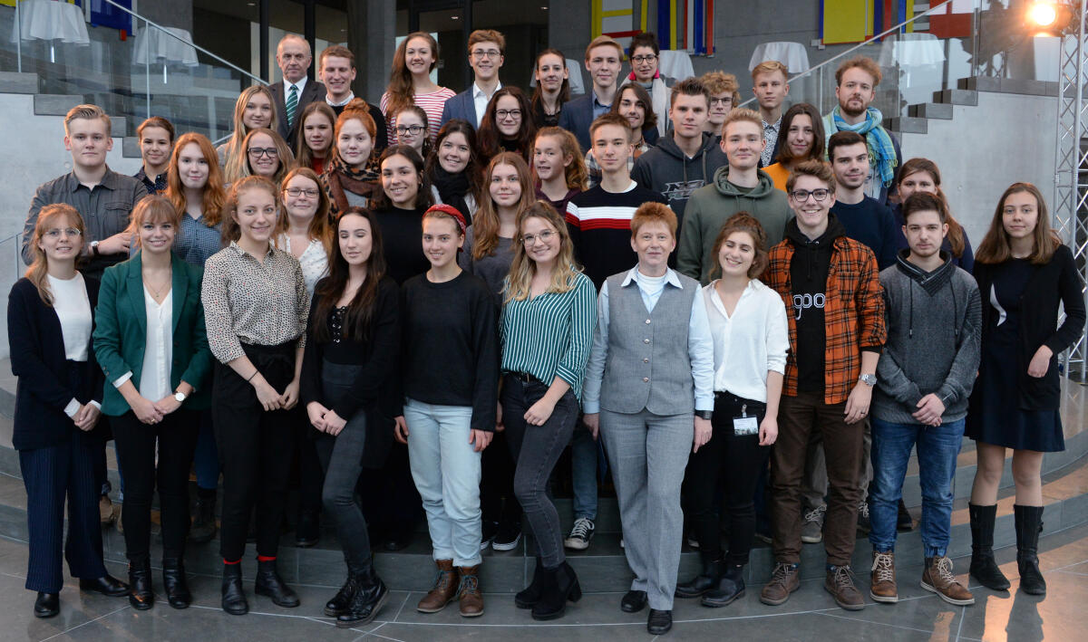 Pau, Petra Bundestagsvizepräsidentin Petra Pau, (1. Reihe 5.v.re), DIE LINKE, begrüßt als Schirmherrin die 30 Teilnehmer des fünfzehnten Jugendmedienworkshops, die vom Deutschen Bundestag und der Bundeszentrale für politische Bildung und der Jugendpresse Deutschland e. V. eingeladen wurden.; Gruppenfoto, Jugendmedienworkshop.