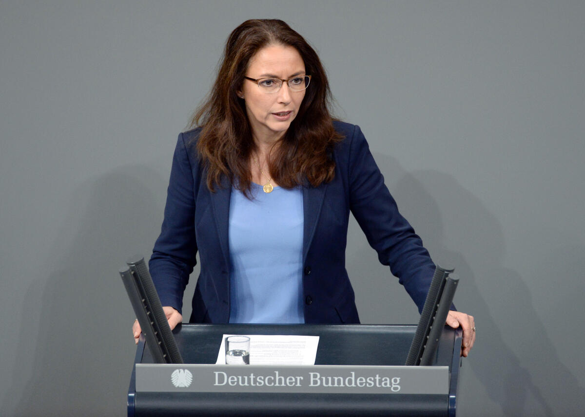 Yasmin Fahimi, SPD, Bundestagsabgeordnete, Abgeordnete, Mitglied Deutscher Bundestag, MdB, Rede, 65. Sitzung, Top 1 Epl 30, Thema: Haushaltsgesetz 2019 - Bildung und Forschung.; Rednerpult. Fahimi, Yasmin Yasmin Fahimi, SPD, Bundestagsabgeordnete, Abgeordnete, Mitglied Deutscher Bundestag, MdB, Rede, 65. Sitzung, Top 1 Epl 30, Thema: Haushaltsgesetz 2019 - Bildung und Forschung.; Rednerpult.