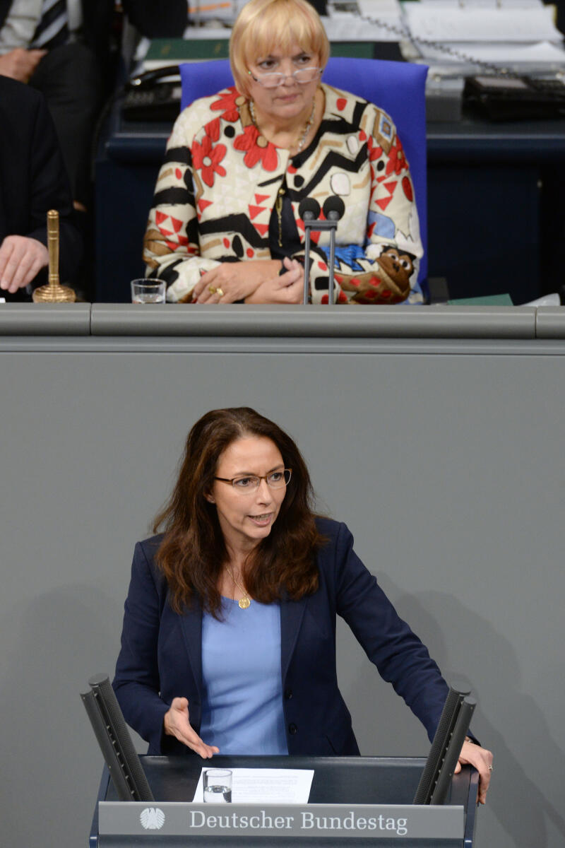 Fahimi, Yasmin; Roth, Claudia Yasmin Fahimi, SPD, Bundestagsabgeordnete, Abgeordnete, Mitglied Deutscher Bundestag, MdB, Rede, 65. Sitzung, Top 1 Epl 30, Thema: Haushaltsgesetz 2019 - Bildung und Forschung, Vorsitz: Bundestagsvizepräsidentin Claudia Roth, Bündnis 90/Die Grünen.; Rednerpult.