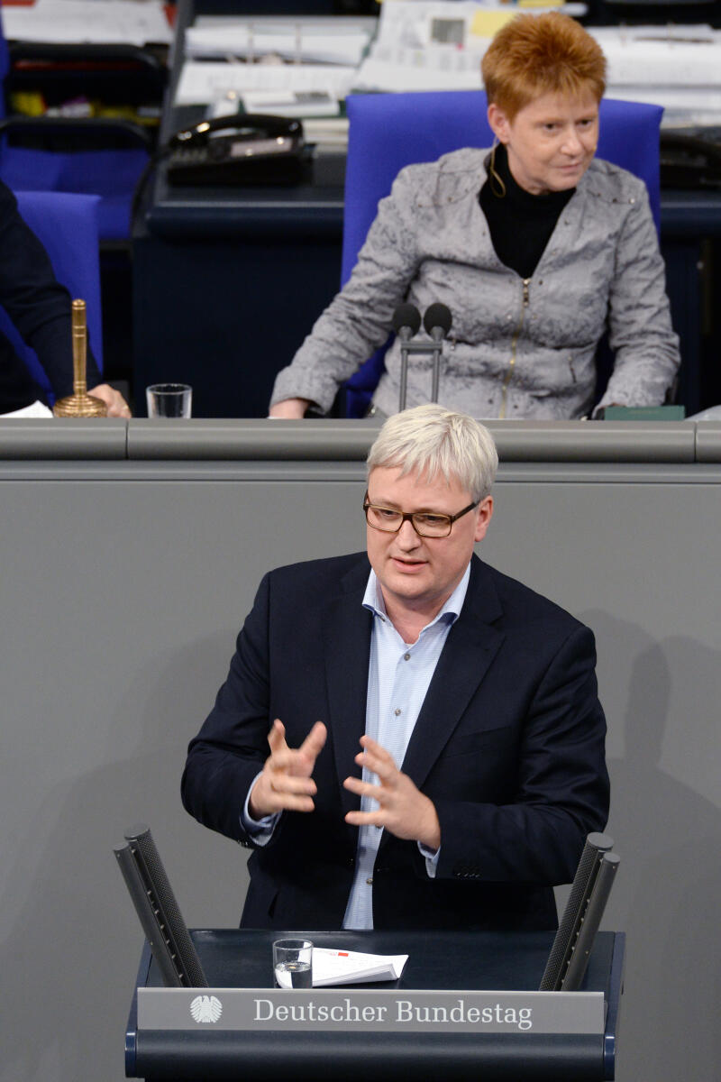 Rix, Sönke; Pau, Petra Sönke Rix, SPD, Bundestagsabgeordneter, Abgeordneter, Mitglied Deutscher Bundestag, MdB, Rede, 65. Sitzung, Top 1 Epl 17, Thema: Haushaltsgesetz 2019 - Familie, Senioren, Frauen und Jugend, Vorsitz: Bundestagsvizepräsidentin Petra Pau, DIE LINKE.; Rednerpult.