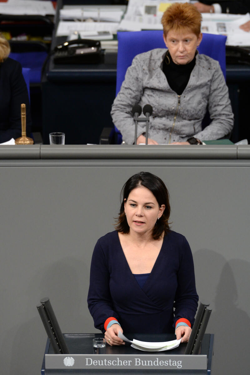 Baerbock, Annalena; Pau, Petra Annalena Baerbock, Bündnis 90/Die Grünen, Bundestagsabgeordnete, Abgeordnete, Mitglied Deutscher Bundestag, MdB, Rede, 65. Sitzung, Top 1 Epl 17, Thema: Haushaltsgesetz 2019 - Familie, Senioren, Frauen und Jugend, Vorsitz: Bundestagsvizepräsidentin Petra Pau, DIE LINKE.; Rednerpult.