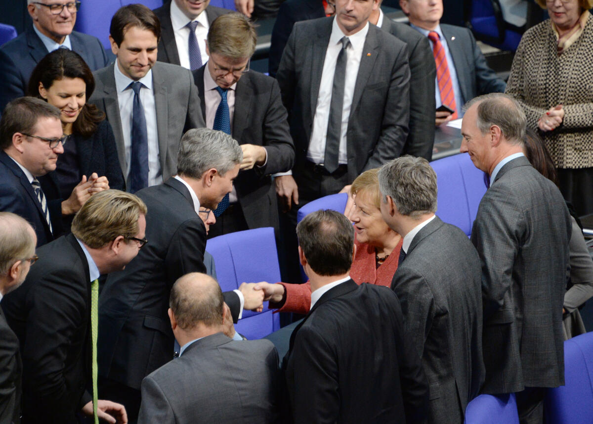 Dr. Stephan Harbarth, (3.v.li), CDU/CSU, wurde in einer geheimen Wahl mit Stimmkarte und Wahlausweis zum Richter des Bundesverfassungsgerichts gewählt. Bundeskanzlerin Dr. Angela Merkel, (3.v.re), CDU/CSU, gratuliert zur Wahl.; Geste, Gestik, Deutscher Bundestag, Plenum. Harbarth, Stephan; Merkel, Angela Dr. Stephan Harbarth, (3.v.li), CDU/CSU, wurde in einer geheimen Wahl mit Stimmkarte und Wahlausweis zum Richter des Bundesverfassungsgerichts gewählt. Bundeskanzlerin Dr. Angela Merkel, (3.v.re), CDU/CSU, gratuliert zur Wahl.; Geste, Gestik, Deutscher Bundestag, Plenum.