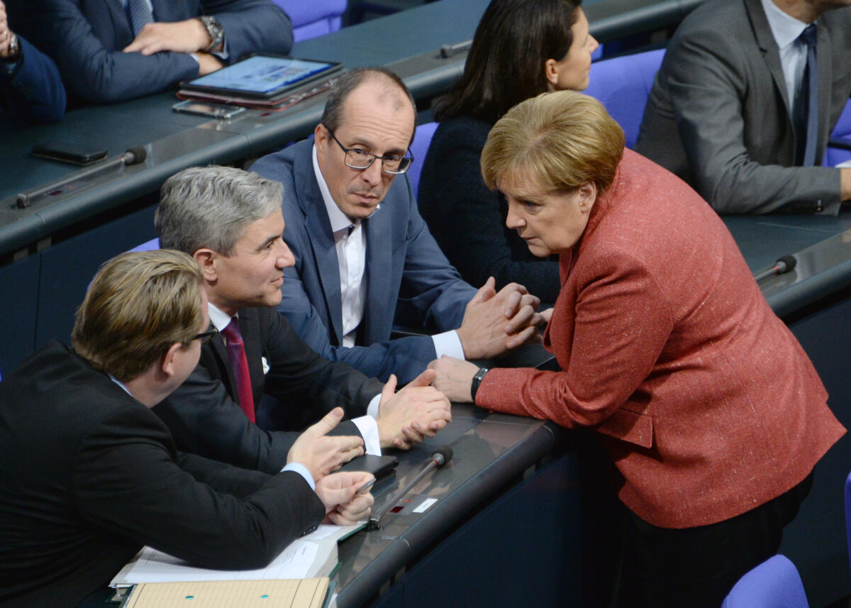 Dr. Stephan Harbarth, (2.v.li), CDU/CSU, wurde in einer geheimen Wahl mit Stimmkarte und Wahlausweis zum Richter des Bundesverfassungsgerichts gewählt. Bundeskanzlerin Dr. Angela Merkel, (re), CDU/CSU, kurz vor der Bekanntgabe des Wahlergebnisses. Harbarth, Stephan; Merkel, Angela Dr. Stephan Harbarth, (2.v.li), CDU/CSU, wurde in einer geheimen Wahl mit Stimmkarte und Wahlausweis zum Richter des Bundesverfassungsgerichts gewählt. Bundeskanzlerin Dr. Angela Merkel, (re), CDU/CSU, kurz vor der Bekanntgabe des Wahlergebnisses.