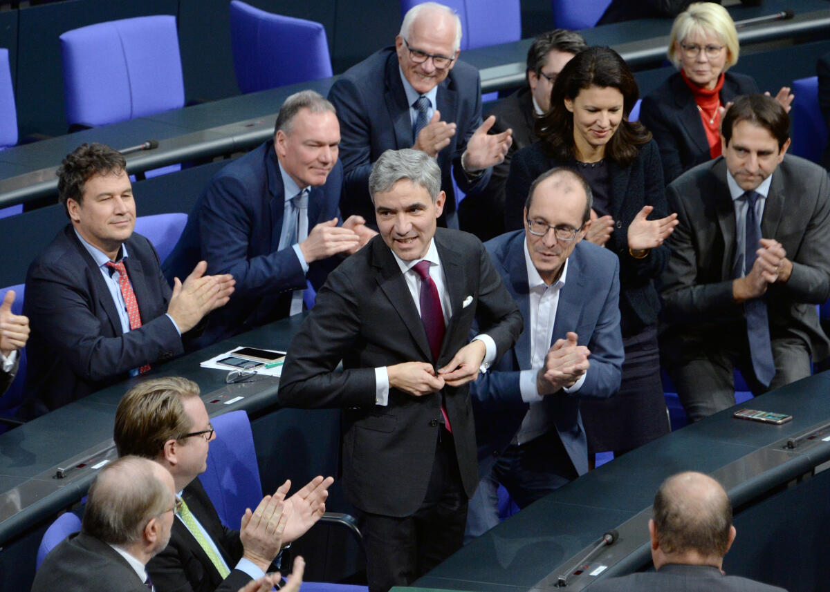 Harbarth, Stephan Dr. Stephan Harbarth, (mitte), CDU/CSU, wurde in einer geheimen Wahl mit Stimmkarte und Wahlausweis zum Richter des Bundesverfassungsgerichts gewählt. Hier Beifallsbekundungen in den reihen der CDU/CSU-Bundestagsfraktion.; Geste, Gestik, Beifall, Gratulation.
