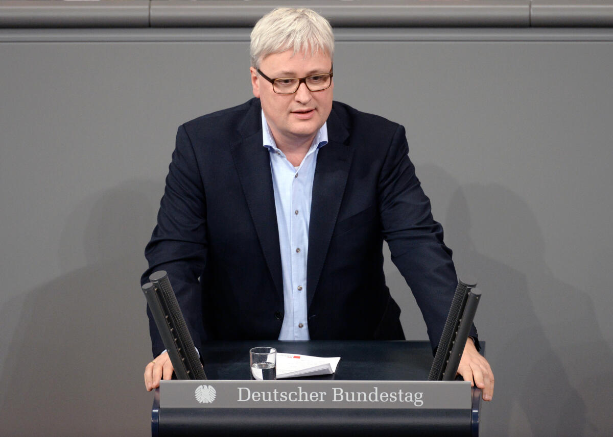 Sönke Rix, SPD, Bundestagsabgeordneter, Abgeordneter, Mitglied Deutscher Bundestag, MdB, Rede, 65. Sitzung, Top 1 Epl 17, Thema: Haushaltsgesetz 2019 - Familie, Senioren, Frauen und Jugend.; Rednerpult. Rix, Sönke Sönke Rix, SPD, Bundestagsabgeordneter, Abgeordneter, Mitglied Deutscher Bundestag, MdB, Rede, 65. Sitzung, Top 1 Epl 17, Thema: Haushaltsgesetz 2019 - Familie, Senioren, Frauen und Jugend.; Rednerpult.